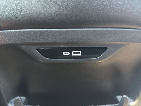 Used 2025 Chrysler Pacifica Limited FWD image 29