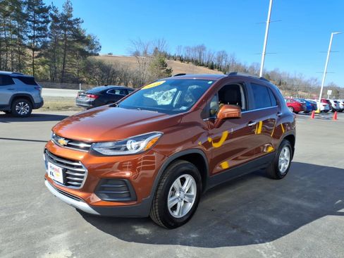 Used 2019 Chevrolet Trax LT w/ LT Convenience Package image 4