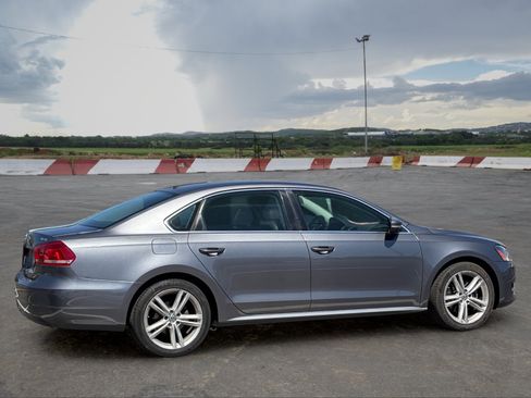 Used 2015 Volkswagen Passat TDI SE FWD image 3