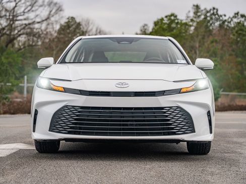 Used 2025 Toyota Camry SE image 2