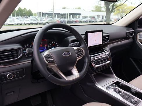 Used 2023 Ford Explorer Limited AWD/4WD image 12