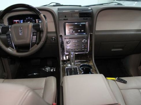 Used 2015 Lincoln Navigator 2WD image 2