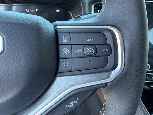 Certified 2025 Jeep Wagoneer Series II w/ Premium Group I AWD/4WD image 30