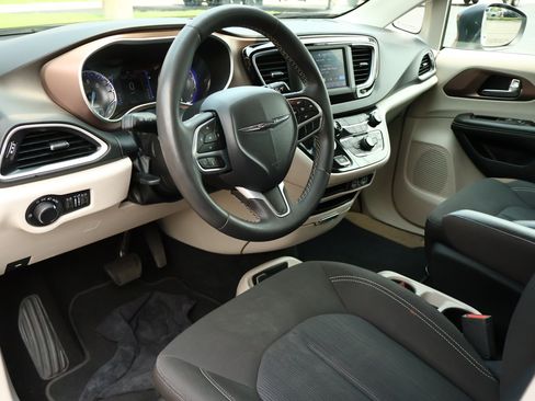 Used 2024 Chrysler Voyager LX FWD image 3