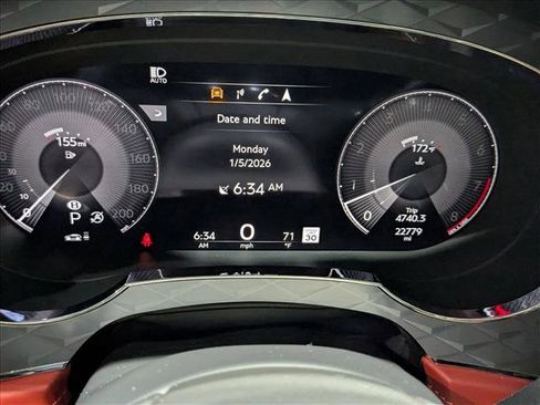 Used 2023 Bentley Bentayga image 11