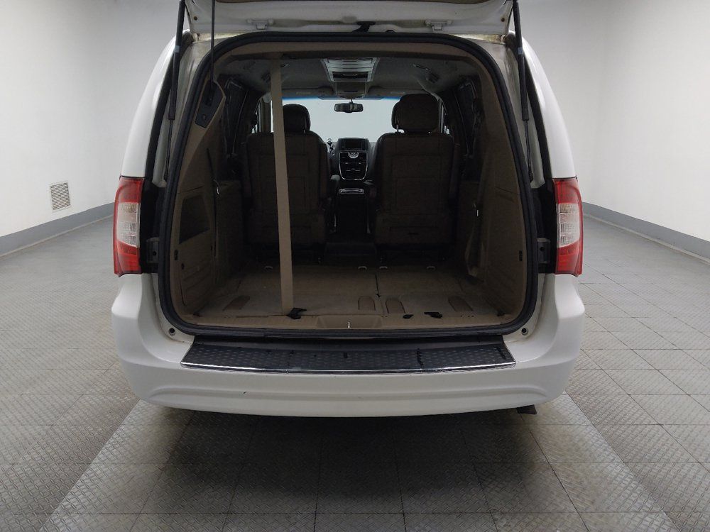 Used 2015 Chrysler Town & Country Touring FWD image 29
