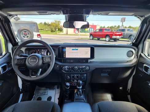 Used 2024 Jeep Wrangler Unlimited AWD/4WD image 18