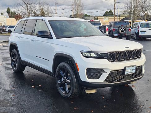 New 2025 Jeep Grand Cherokee Altitude image 8