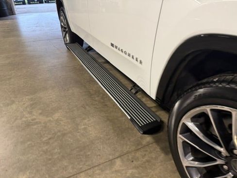 Certified 2024 Jeep Wagoneer L Series III w/ Premium Group I AWD/4WD image 4