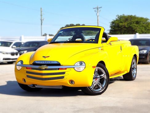 Used 2003 Chevrolet SSR w/ Preferred Equipment Group image 2