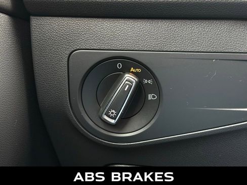 Used 2021 Volkswagen Tiguan SE image 19