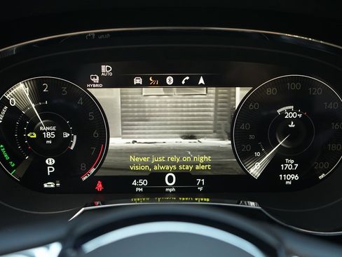 Used 2023 Bentley Bentayga Plug-In Hybrid image 14