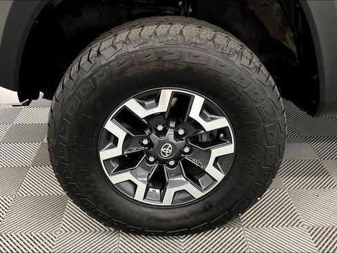 Used 2023 Toyota Tacoma TRD Off-Road w/ Technology Package AWD/4WD image 10