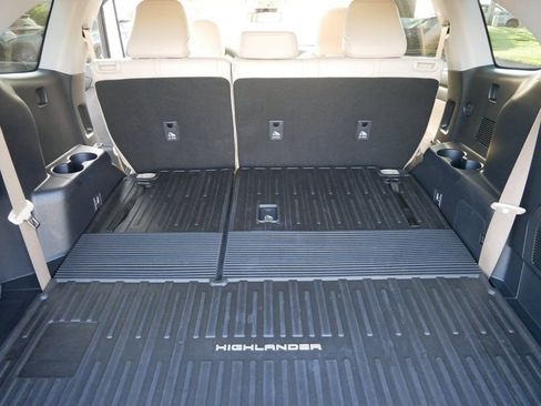 Used 2023 Toyota Highlander XLE AWD/4WD image 12