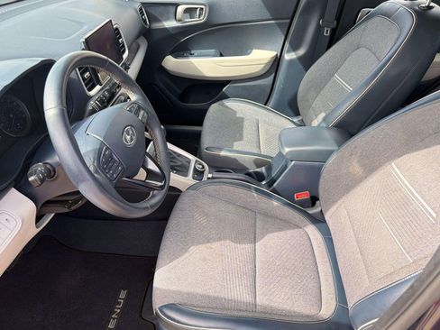 Used 2022 Hyundai Venue Limited image 5