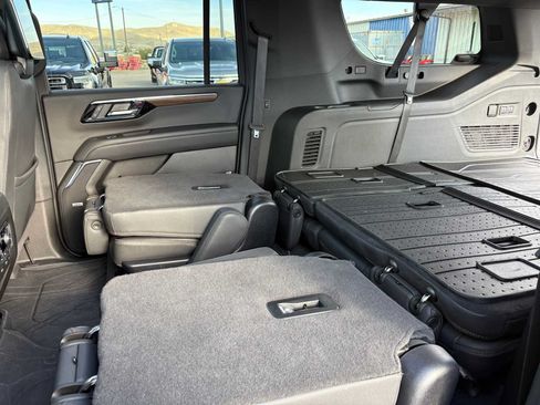 Used 2025 Chevrolet Suburban High Country AWD/4WD image 32