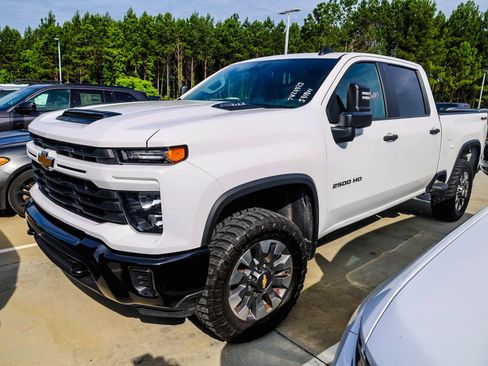Used 2024 Chevrolet Silverado 2500 Custom w/ Custom Convenience Package AWD/4WD image 1
