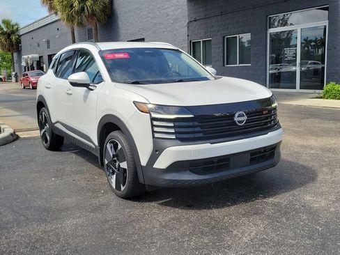 Used 2025 Nissan Kicks SR FWD image 3