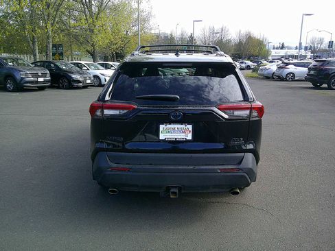 Used 2022 Toyota RAV4 XLE Premium image 4