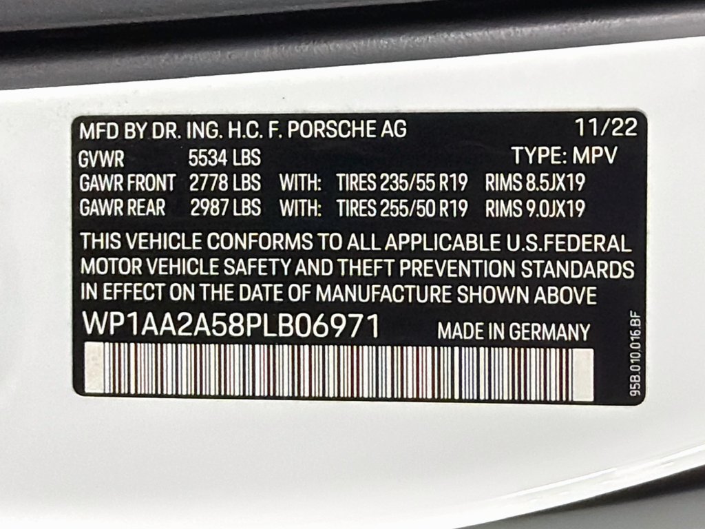 Certified 2023 Porsche Macan AWD/4WD image 34