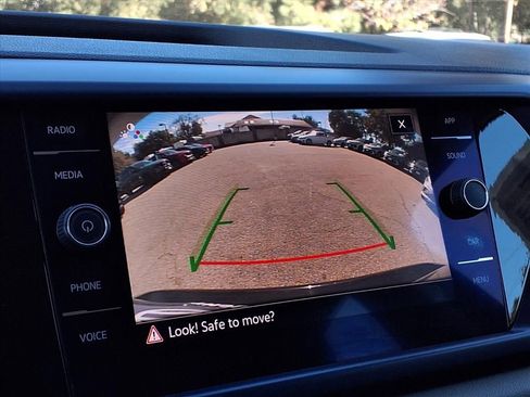 Certified 2022 Volkswagen Taos SE image 9