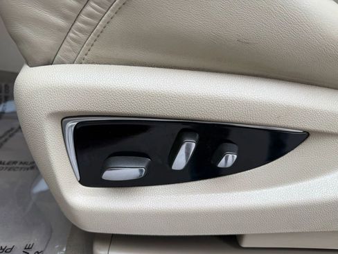 Used 2015 Cadillac Escalade Luxury image 18