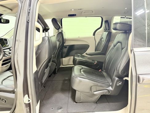 Used 2022 Chrysler Pacifica Touring-L image 13