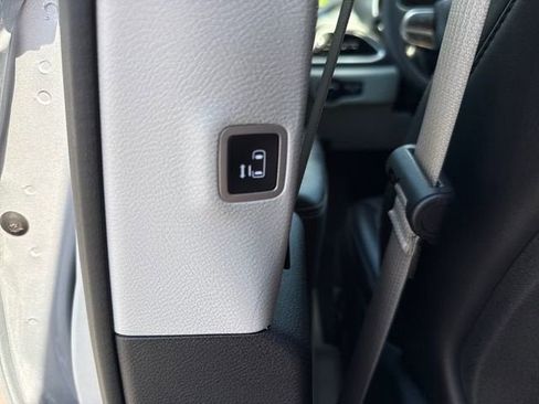 Used 2023 Chrysler Pacifica Touring-L AWD/4WD image 19