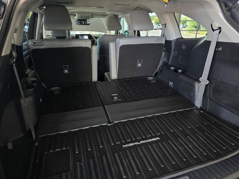Used 2022 Toyota Highlander XLE AWD/4WD image 16