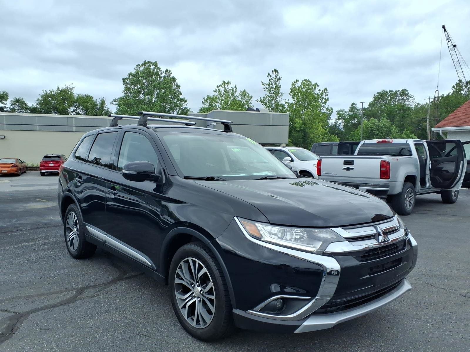 Used 2017 Mitsubishi Outlander SE AWD/4WD image 1