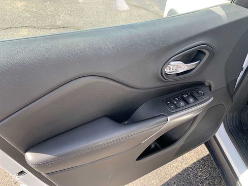 Used 2019 Jeep Cherokee Latitude w/ Popular Appearance Group FWD image 20