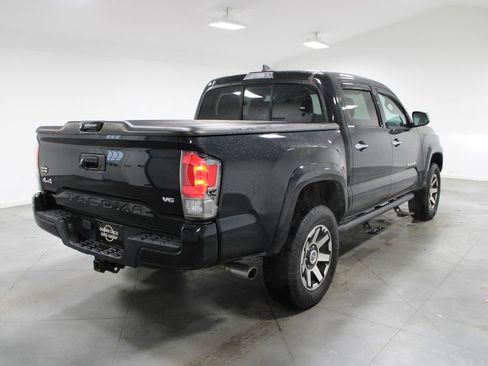 Used 2016 Toyota Tacoma Limited image 9
