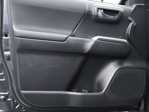 Used 2022 Toyota Tacoma TRD Sport image 9