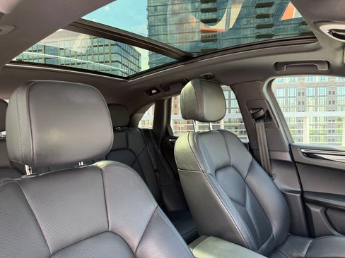 Certified 2023 Porsche Macan AWD/4WD image 18