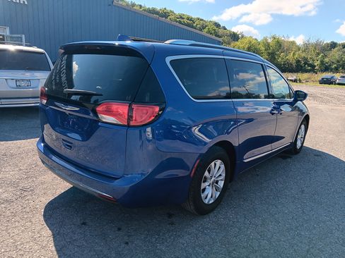 Used 2018 Chrysler Pacifica Touring-L FWD image 3