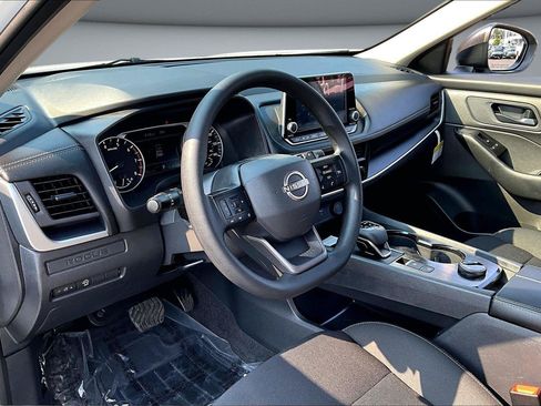 Used 2025 Nissan Rogue S AWD/4WD image 18