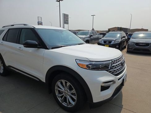 Used 2021 Ford Explorer Limited w/ Equipment Group 301A AWD/4WD image 3