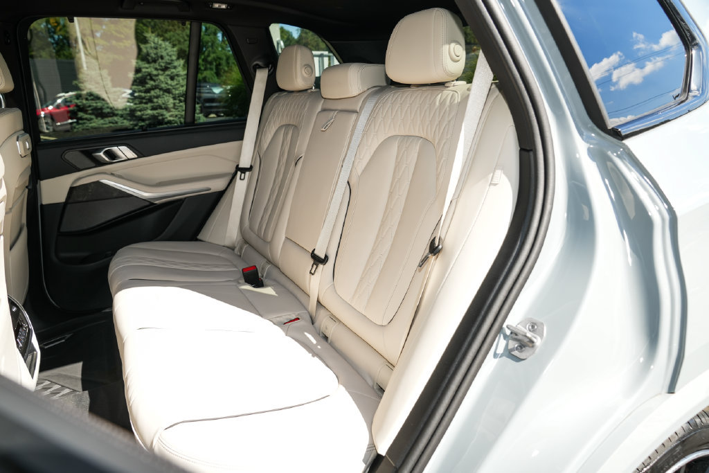Used 2024 BMW X5 M60i AWD/4WD image 32