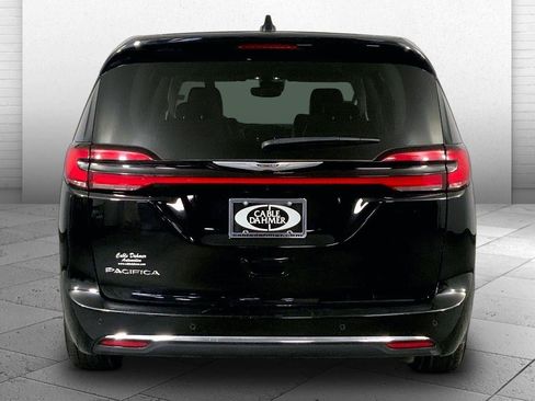 Used 2024 Chrysler Pacifica Touring-L FWD image 3