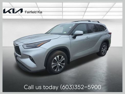 Used 2022 Toyota Highlander XLE AWD/4WD image 1