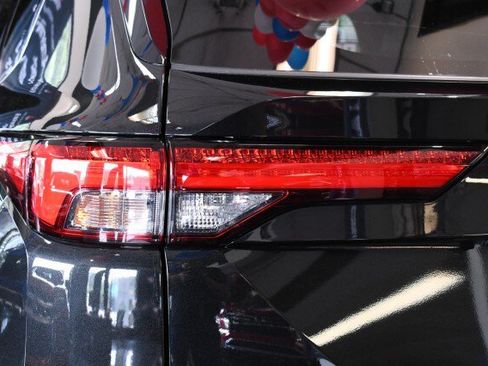 Used 2025 Mitsubishi Outlander SEL AWD/4WD image 16