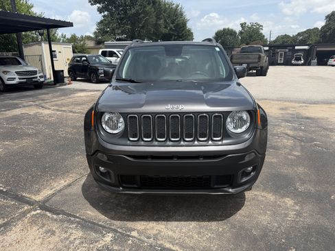 Used 2018 Jeep Renegade Latitude w/ Cold Weather Group AWD/4WD image 3