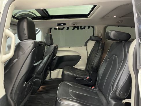 Used 2019 Chrysler Pacifica Limited w/ Tire & Wheel Group FWD image 29