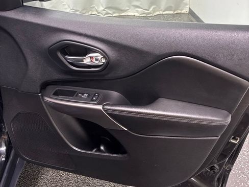 Used 2019 Jeep Cherokee Latitude Plus FWD image 30