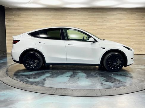 Used 2025 Tesla Model Y Long Range RWD image 23