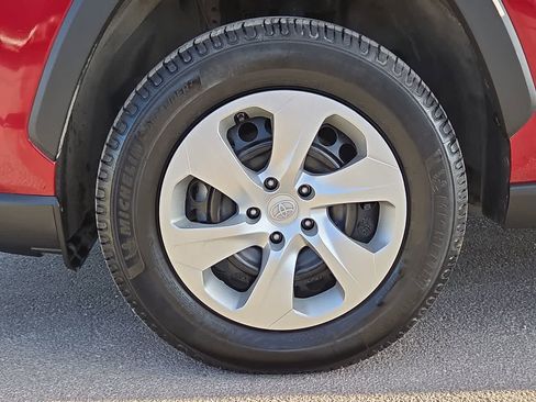 Used 2021 Toyota RAV4 LE image 12