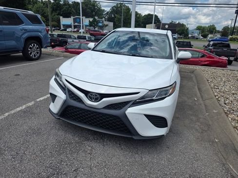 Used 2019 Toyota Camry SE FWD image 2