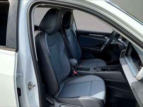 New 2026 Volkswagen Tiguan SE FWD image 11