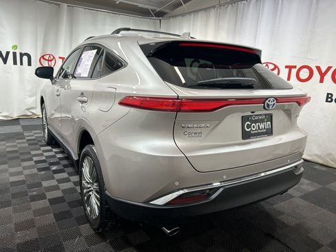 Used 2024 Toyota Venza XLE image 5