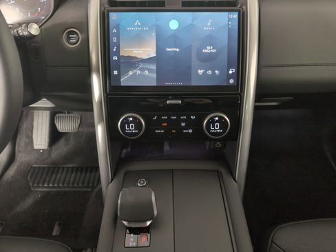 Used 2025 Land Rover Discovery S image 21